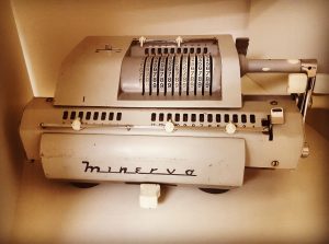 Vintage-Mechanical-Calculator-eski-hesap-makinesi